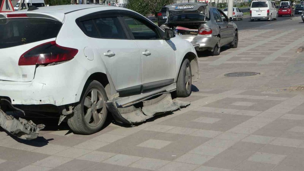 Malatya’da 5 araçlı zincirleme kaza: 2 kişi yaralandı