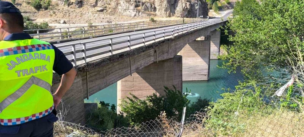 Tunceli'de baraj gölüne uçan araçtan inanılmaz kurtuluş