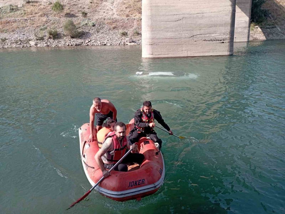 Tunceli'de baraj gölüne uçan araçtan inanılmaz kurtuluş