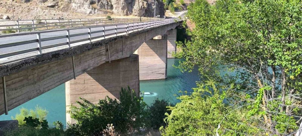 Tunceli'de baraj gölüne uçan araçtan inanılmaz kurtuluş