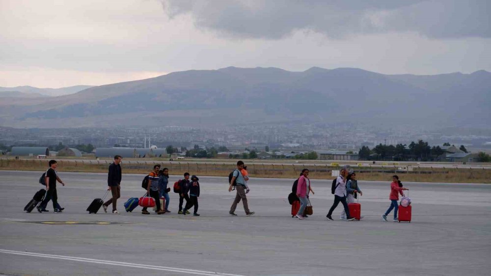 25 saatlik bekleyişten sonra 234 Hindistan yolcusu Almanya’ya gönderildi