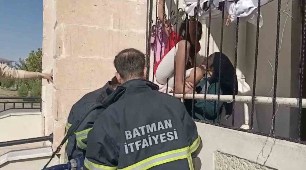 Batman'da oyun oynarken balkon korkuluklarına sıkışan çocuk kurtarıldı.