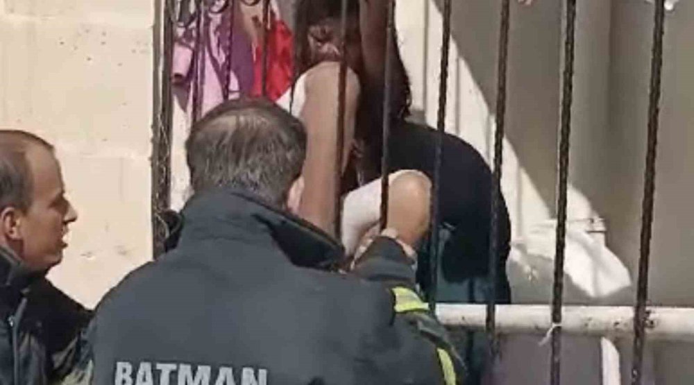 Batman'da oyun oynarken balkon korkuluklarına sıkışan çocuk kurtarıldı.