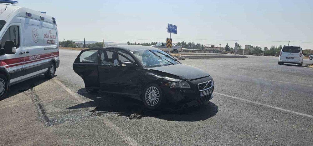 Hafif ticari araç ile otomobil kavşakta çarpıştı: 2 kişi yaralandı