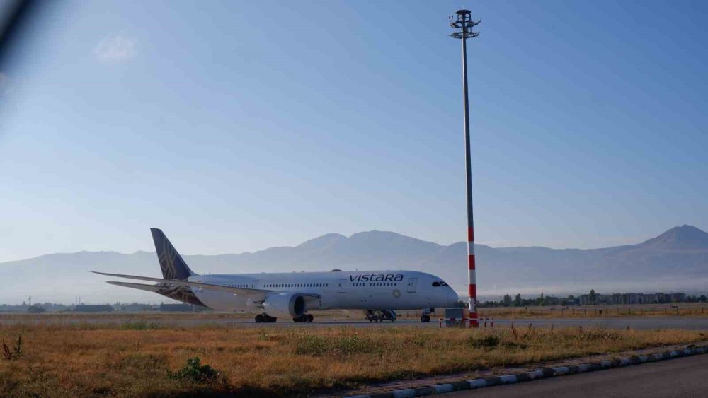 Hindistan uçağı yolcularının Erzurum’daki bekleyişi devam ediyor