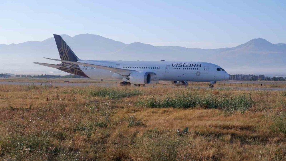 Hindistan uçağı yolcularının Erzurum’daki bekleyişi devam ediyor