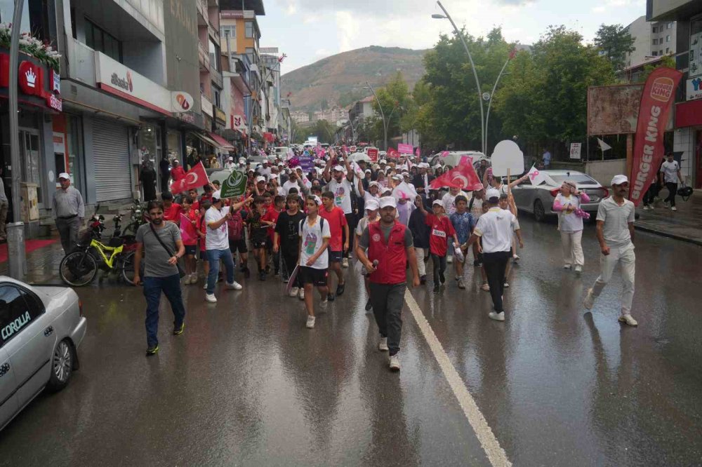 Muş'ta gönüllü gençler, kansere dikkat çekmek için yürüdü