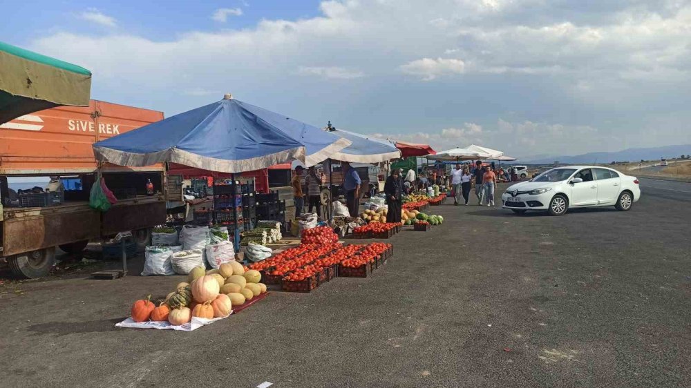 Bitlis'te yol kenarında satılan ürünler ilgi görüyor