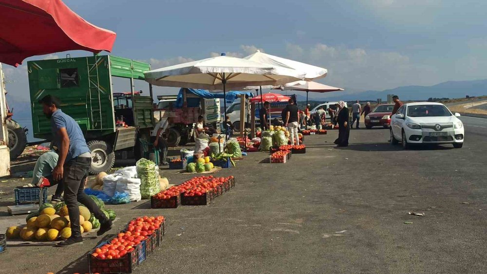 Bitlis'te yol kenarında satılan ürünler ilgi görüyor