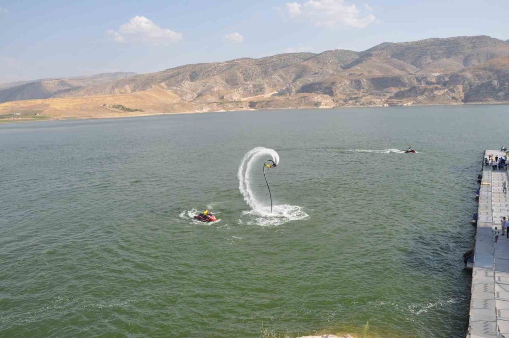 Denizi olmayan Batman’da flyboard gösterisi büyük ilgi gördü