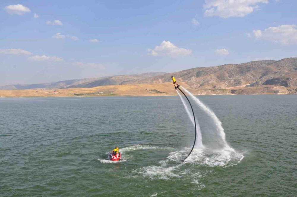 Denizi olmayan Batman’da flyboard gösterisi büyük ilgi gördü