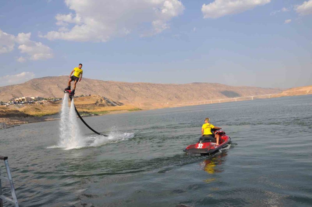 Denizi olmayan Batman’da flyboard gösterisi büyük ilgi gördü