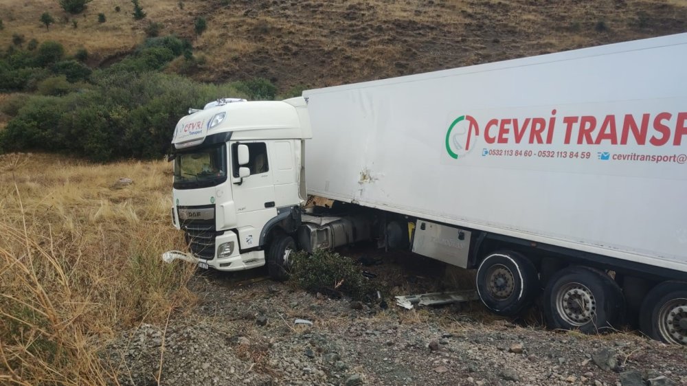 Erzincan'da bir tır yoldan aşağı uçtu