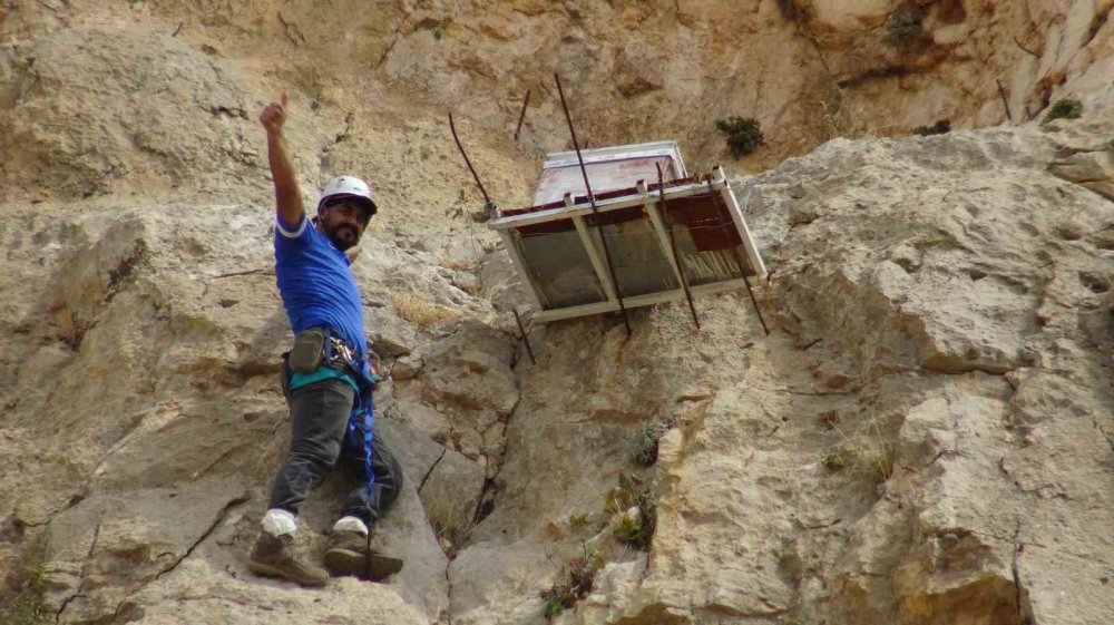 Yalçın öğretmen, 300 metre yükseklikteki kayalardan topladığı balı hastalara veriyor