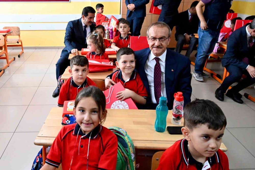 Deprem bölgesi Malatya’da 159 bin öğrenci için ilk ders zili çaldı