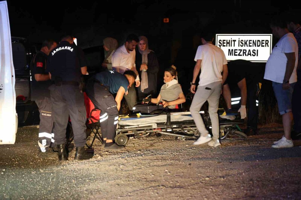 Elazığ’da ambulans şarampole devrildi: 3 kişi yaralandı