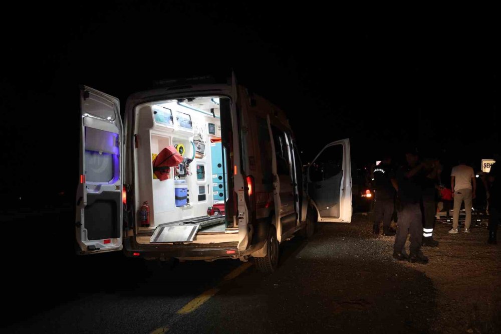 Elazığ’da ambulans şarampole devrildi: 3 kişi yaralandı
