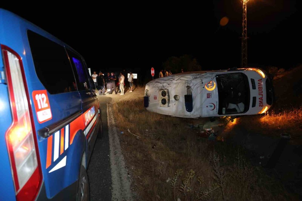 Elazığ’da ambulans şarampole devrildi: 3 kişi yaralandı