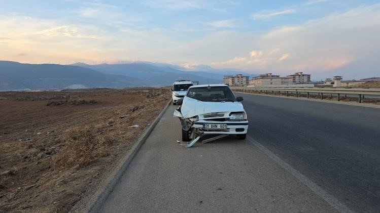 Gaziantep’te çarpışan 2 otomobilden biri takla attı: 4 kişi yaralandı