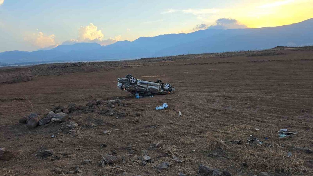 Gaziantep’te çarpışan 2 otomobilden biri takla attı: 4 kişi yaralandı