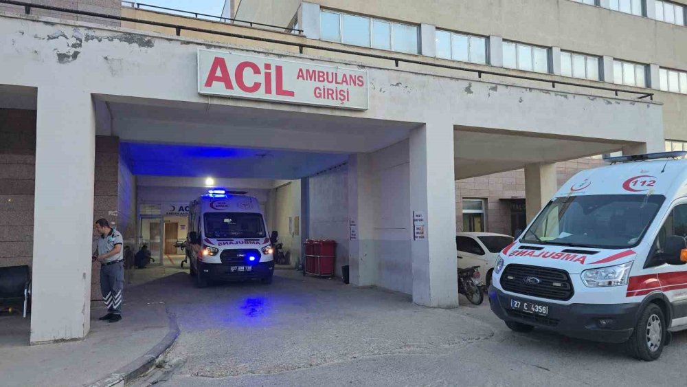 Gaziantep’te çarpışan 2 otomobilden biri takla attı: 4 kişi yaralandı