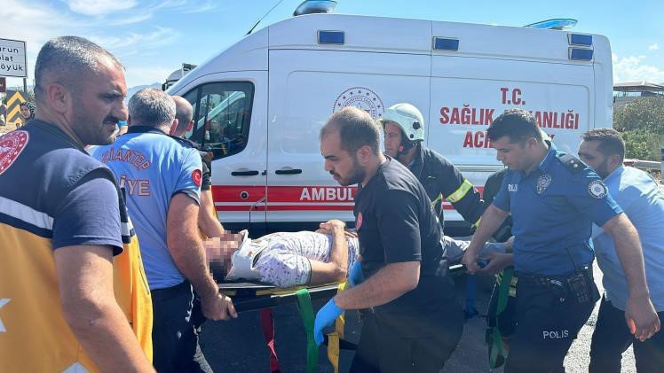 Gaziantep’te hafif ticari araç ile minibüs çarpıştı: 4 kişi yaralandı