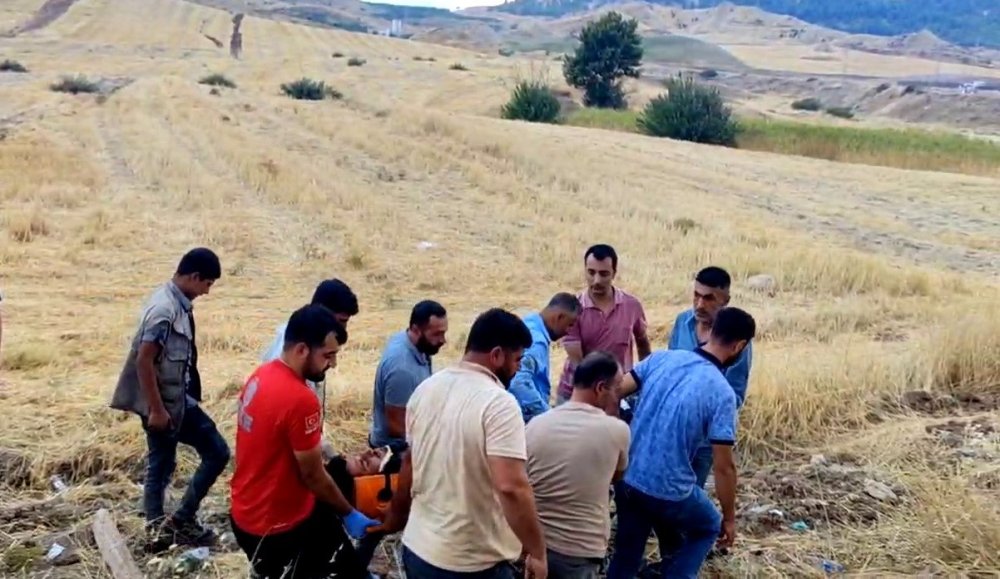 Hafif ticari araç takla attı: 2 kişi yaralandı