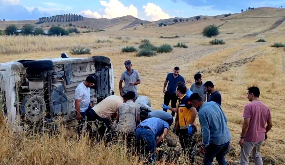 Hafif ticari araç takla attı: 2 kişi yaralandı