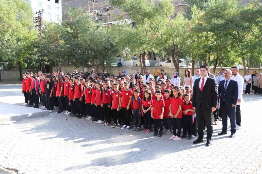 Hakkari’de 65 bin 827 öğrenci ders bugün başı yaptı