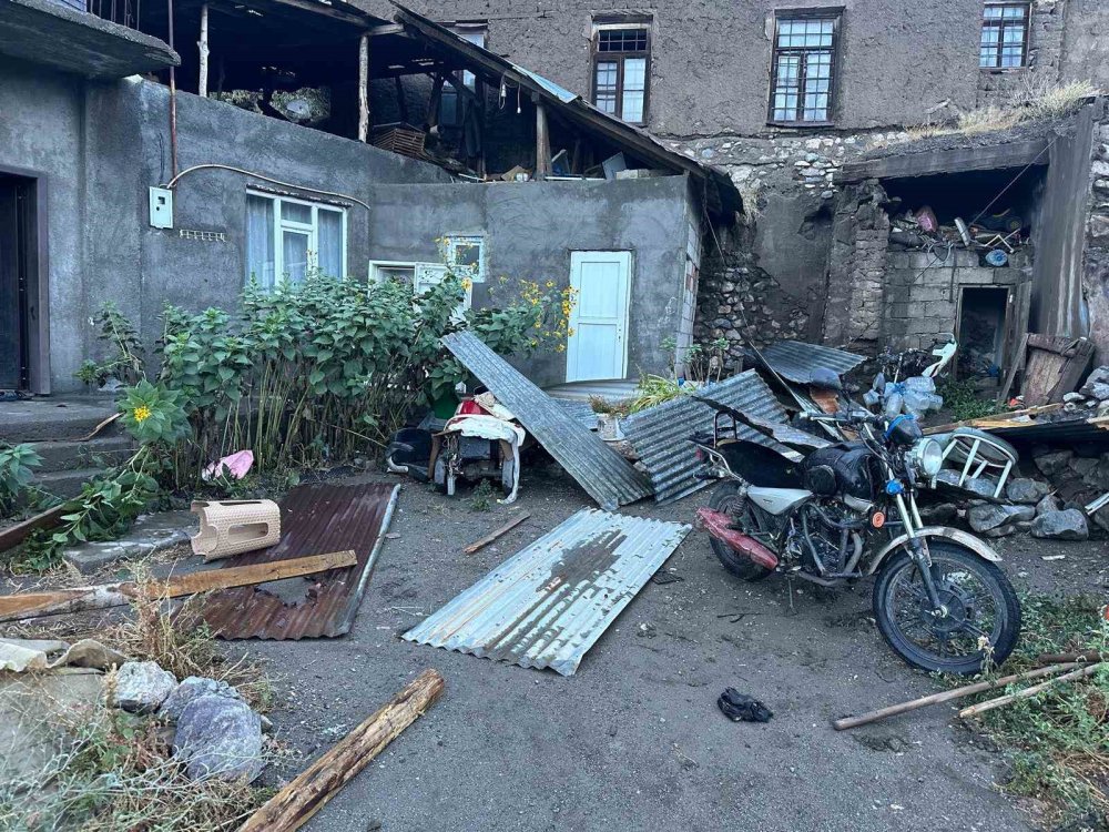 Kars-Kağızman’da şiddetli rüzgar çatıları uçurdu