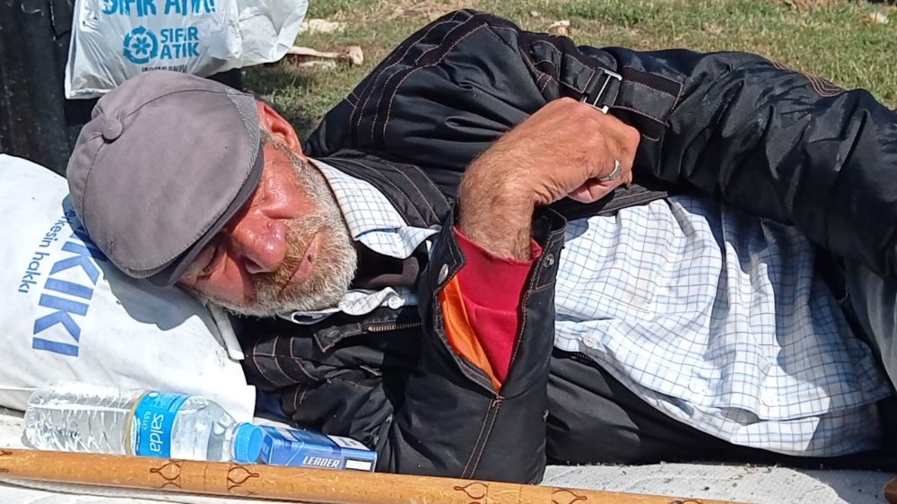 Kars’ta ayağı kırık yaşlı adam 20 gündür sokakta yatıyor