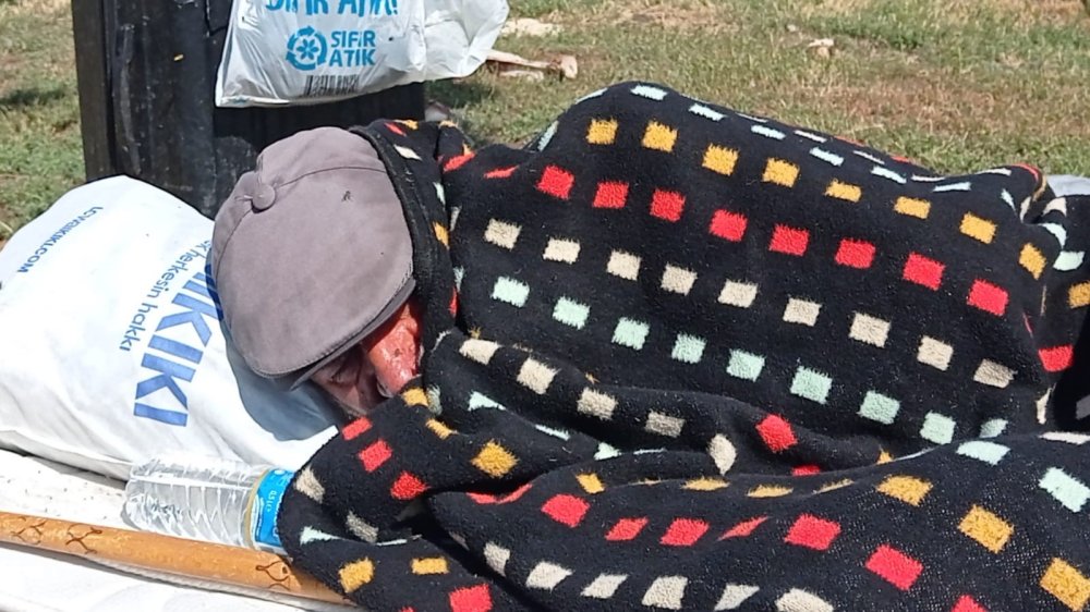 Kars’ta ayağı kırık yaşlı adam 20 gündür sokakta yatıyor