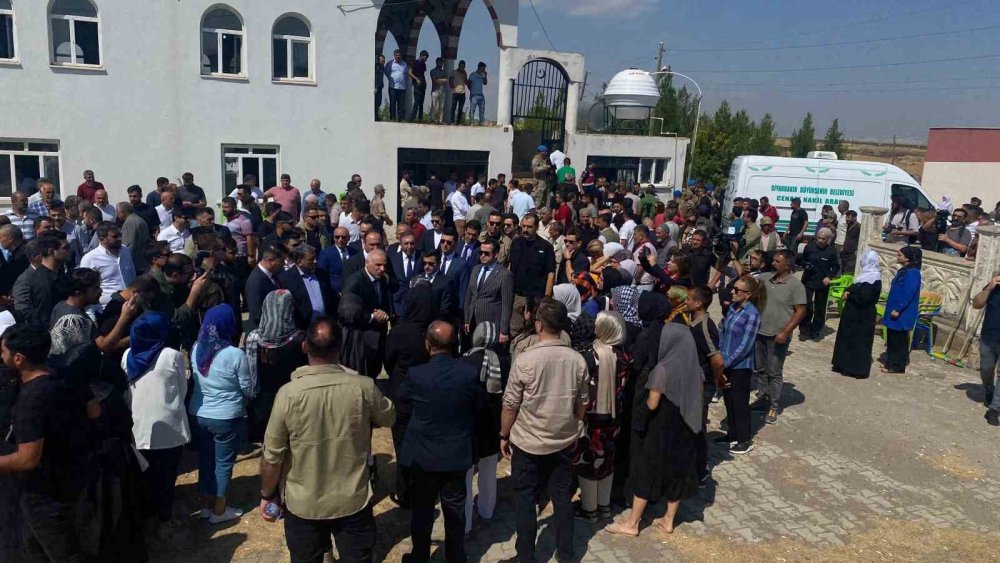 Narin’in tabutuna duvak bırakıldı
