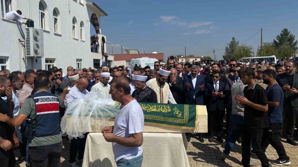 Narin’in tabutuna duvak bırakıldı
