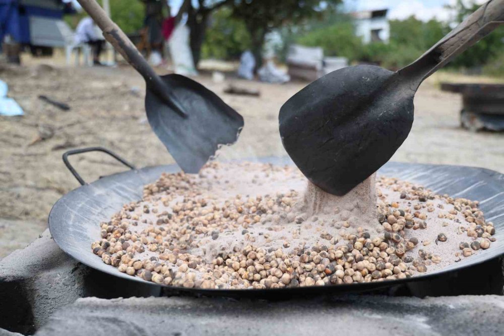 Elazığ'da nohudun kum ve ateşle dansı