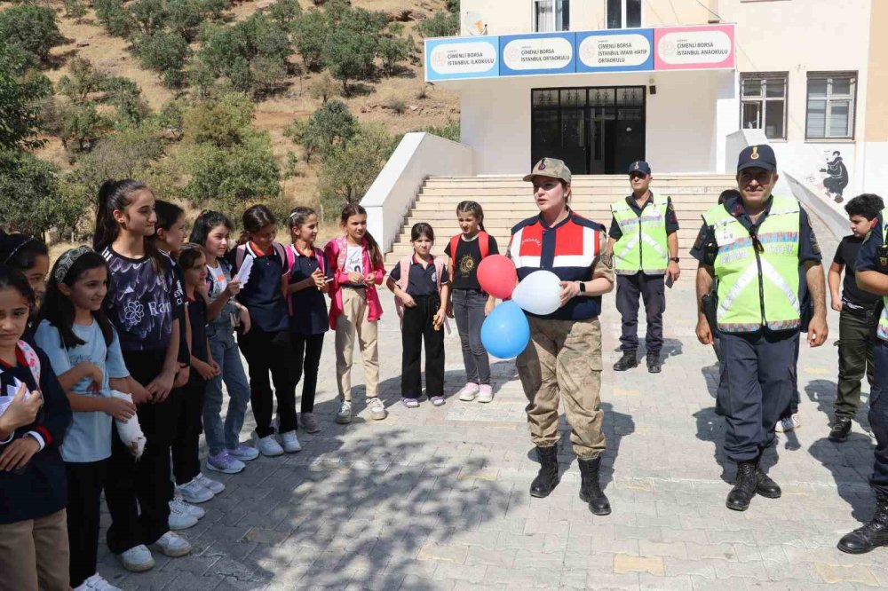 Hakkari'de jandarma öğrencilere trafik eğitimi verdi