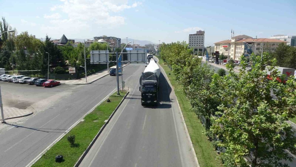 Malatya'da dev rüzgar gülü türbinler böyle taşındı