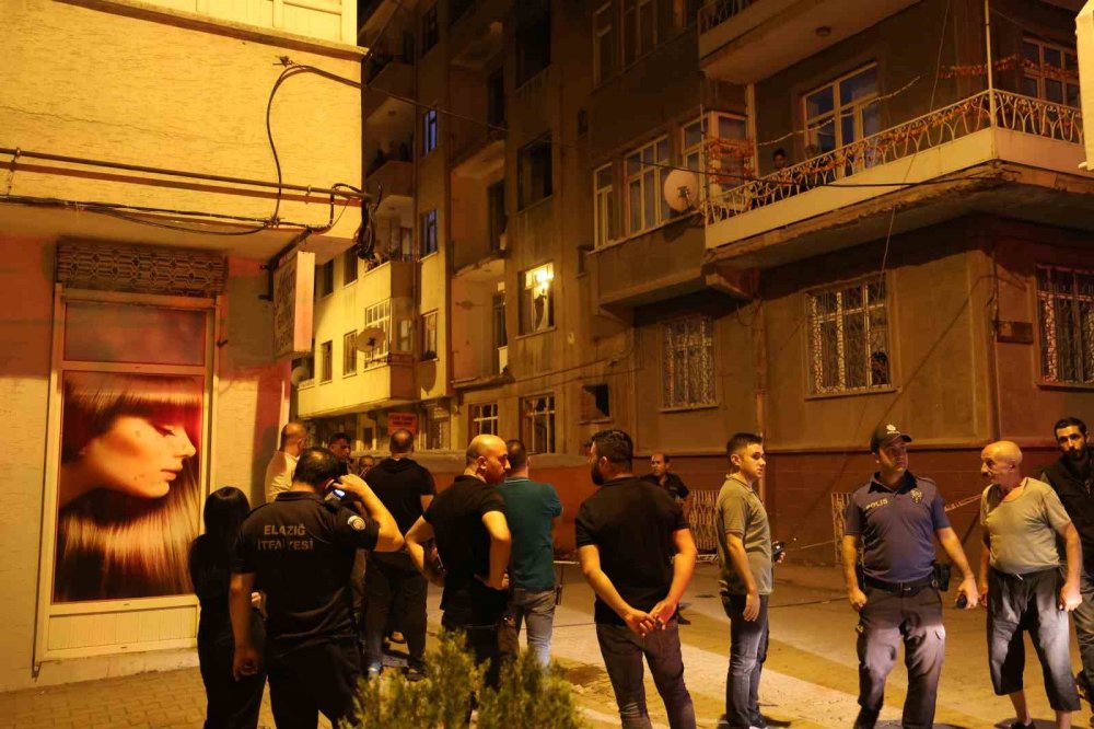 Çatıya çıkıp atlamak istedi, polis engel oldu