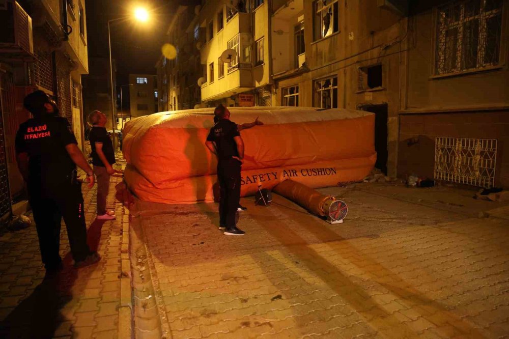 Çatıya çıkıp atlamak istedi, polis engel oldu