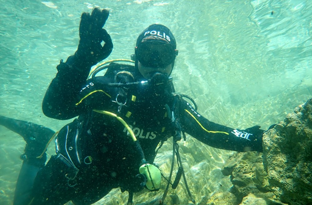 Van Emniyeti "kurbağa adamları" Van Gölü'ndeki dalışlarla göreve hazırlanıyor