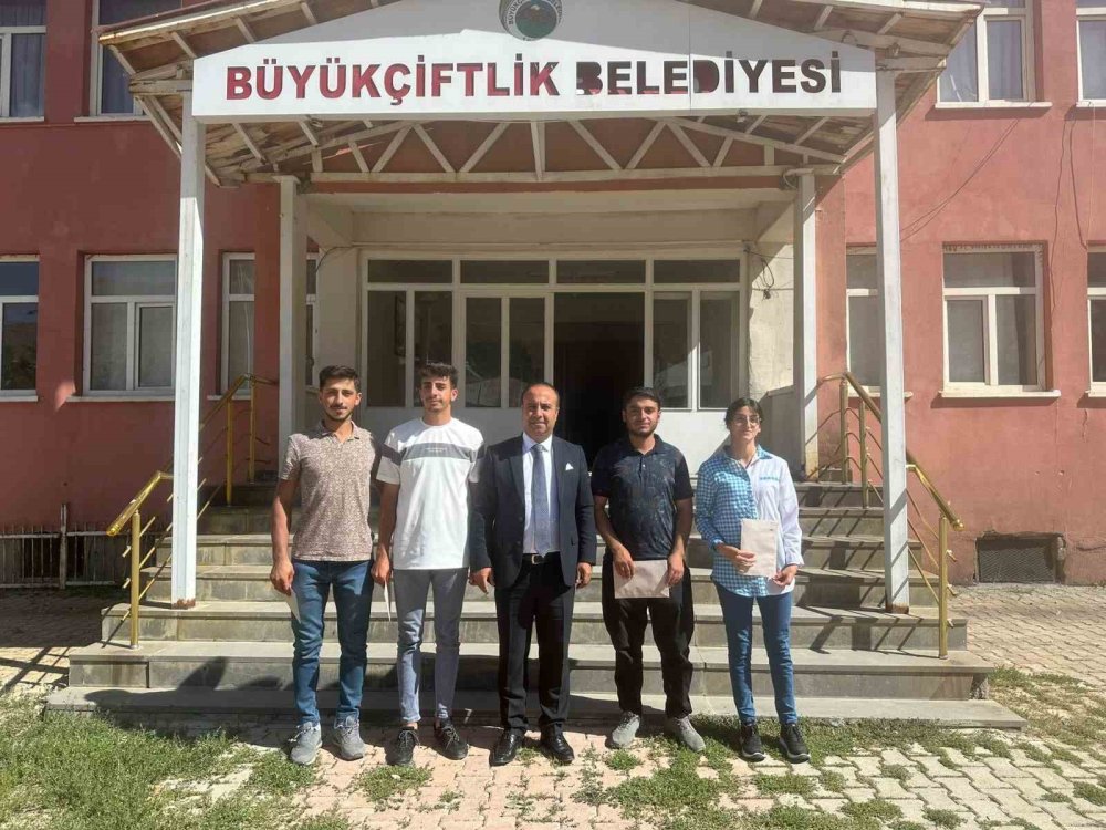 Büyükçiftlik belediye başkanı üniversiteyi kazanan öğrencileri ödüllendirdi