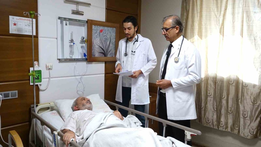 Doktor baba oğul aynı hastanede şifa dağıtıyor