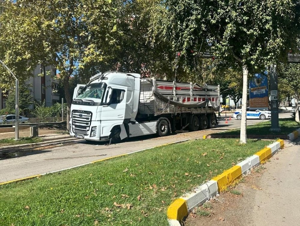 Elazığ’da tır devrildi: 2 kişi yaralandı