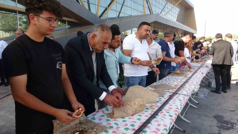 Van’da 30 kişilik bir ekibi tek şişte yaptığı 65 metrelik kebap dakikalar içerisinde tüketildi