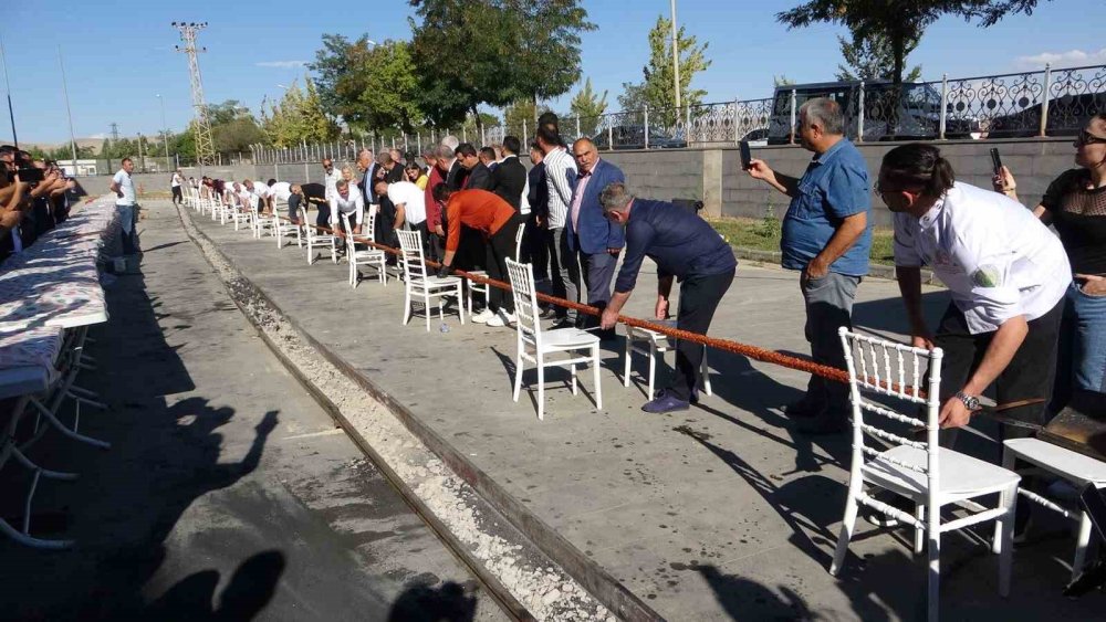 Van’da 30 kişilik bir ekibi tek şişte yaptığı 65 metrelik kebap dakikalar içerisinde tüketildi