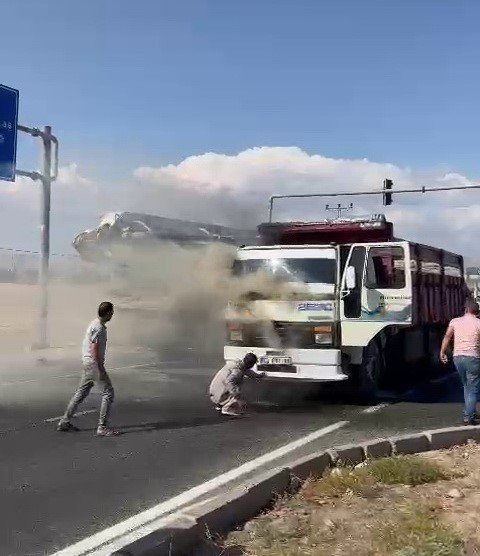 Adıyaman'da, seyir halindeki bir kamyon alev alarak yandı