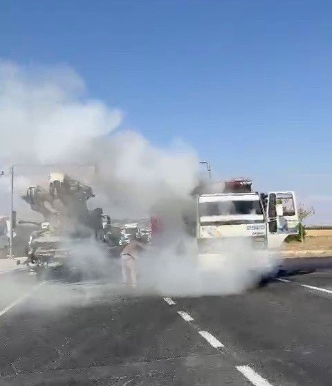 Adıyaman'da, seyir halindeki bir kamyon alev alarak yandı