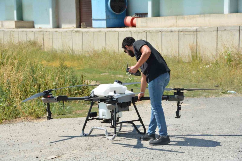 Bitlis’te çekirgeye karşı zirai dronla mücadele