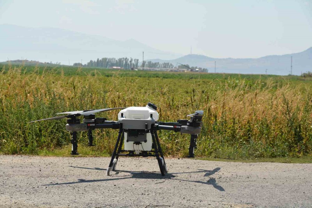 Bitlis’te çekirgeye karşı zirai dronla mücadele