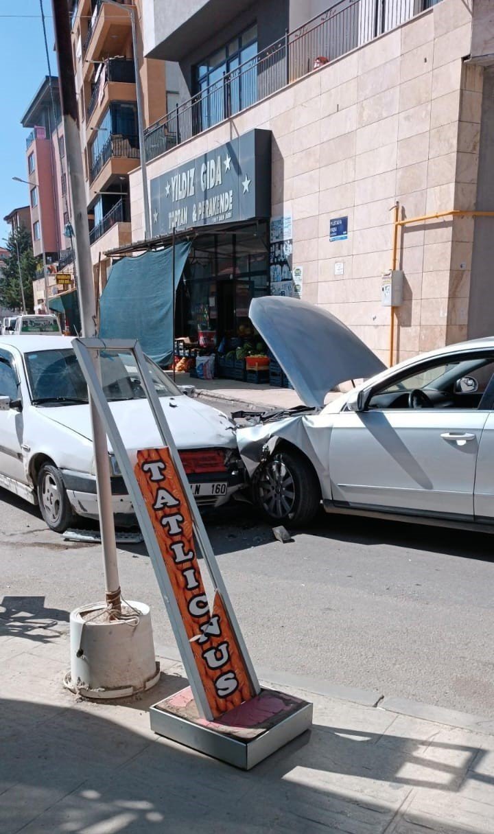 Elazığ’da otomobillerin çarpışma anı